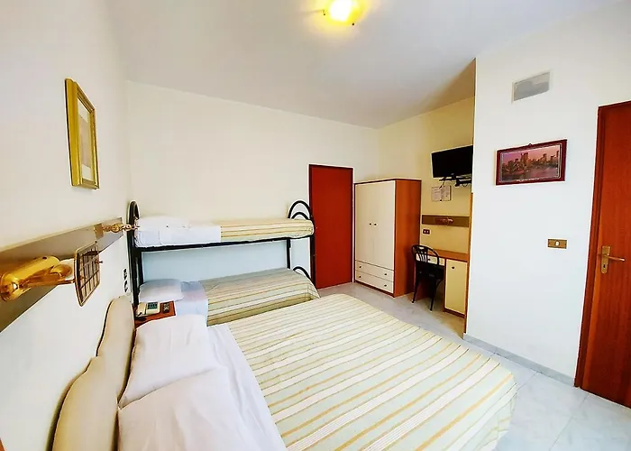 Delle Rose מלון באניירה קלאברה