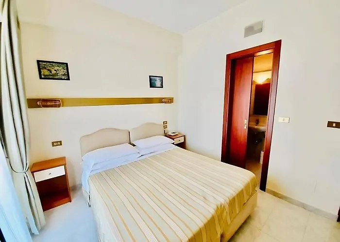 Delle Rose 3* באניירה קלאברה